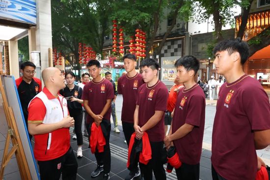两人慌忙保证道：您放心，我们俩以后再也不贪杯了……陈丽萍随后瞪了孙慧娜一眼，后者吓的直接打了一个哆嗦，连声说道：梅姨放心，以后我再也不玩手机了……陈丽萍见三人都做出保证，表情这才缓和些许，冷声道：我走了，你们抓紧时间收拾一下。